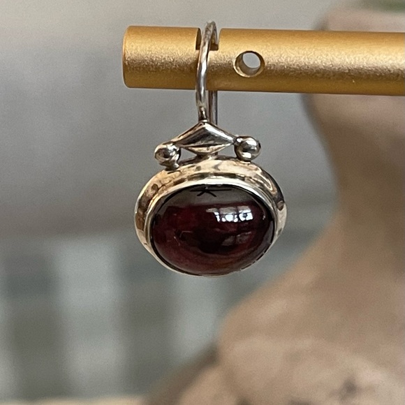 Authentic Vintage Garnet Stone Set in 925 Silver with an India marking - Picture 3 of 4